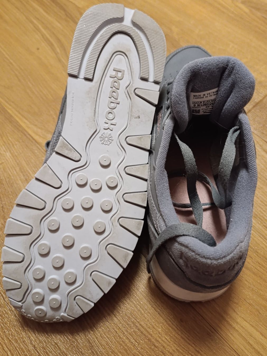 Reebok Scarpe da donna: Sneaker Reebok Classic, Grösse 40, grau – Usato da Silvaplana venduto da Suomi3101 4