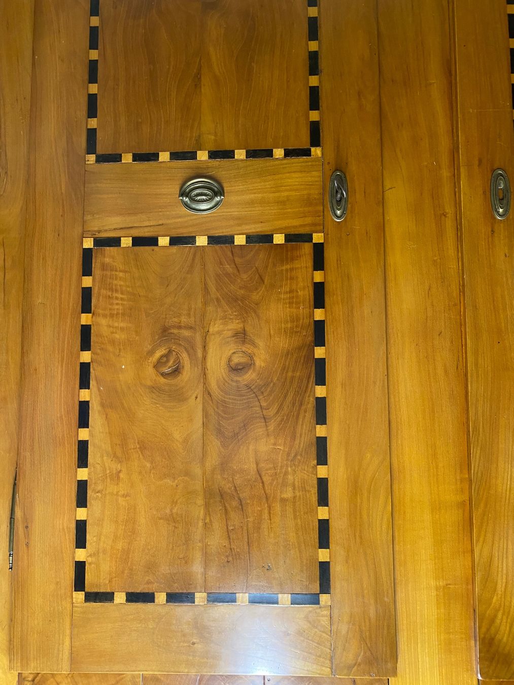Armoires: Antiker Schrank mit Intarsien – D'occasion à Mumpf par Robynie 1