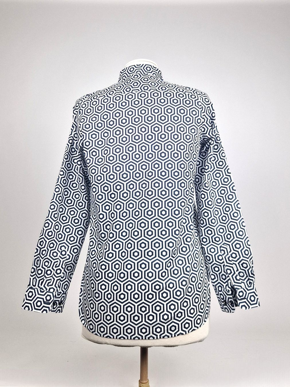 Hemden, T-Shirts & Polos: Coton Doux Kinderhemd Hexagonmuster, Gr. 164 – Neu und originalverpackt aus Basel von Restwert_Basel 1
