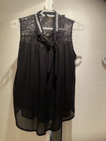 Top noir dentelle sans manches, nœud élégant pour l'été