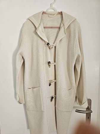 Langer Strickmantel beige mit Kapuze und Knebelknöpfen