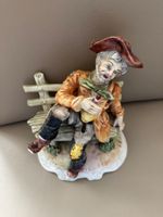 Capo di Monte Italy  Keramik Figur Mann auf Bank Vintage