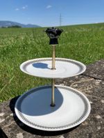 Etagere mit schwarzer Porzellanrose