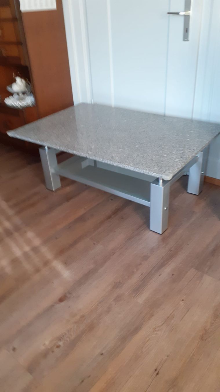 Tische: Salontischli mit Granitplatte – Gebraucht aus Menznau von Kerajule