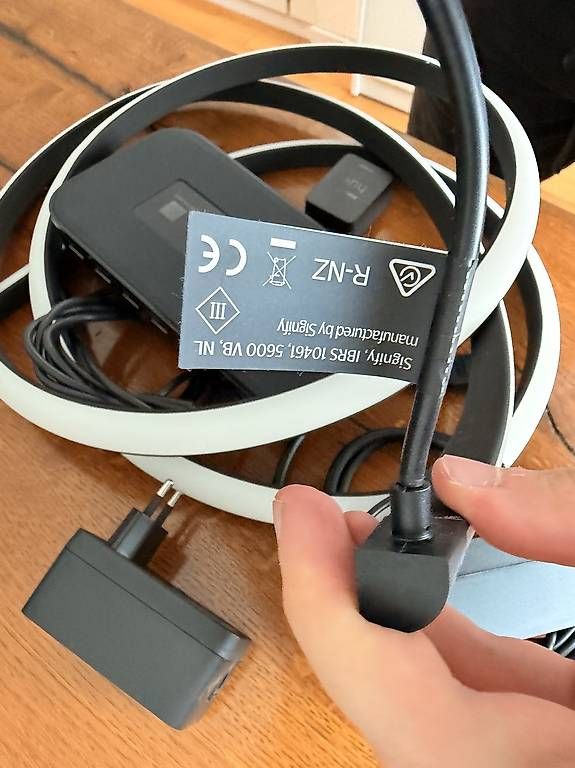 Philips Guirlandes lumineuses: Philips Hue HDMI Sync Box 8K +  Gradient Lightstrip 65 – D'occasion à Pfäffikon ZH par jon_r7c8 2