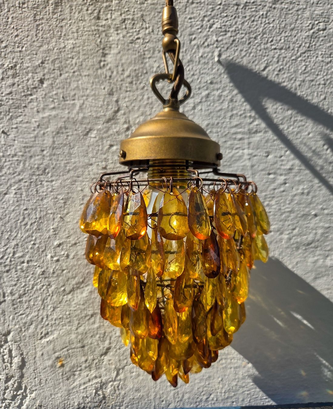 Kronleuchter & Deckenlampen: Dekorative Vintage-Stil Pendellampe Bernsteinfarben  – Gebraucht aus Winterthur von Speos-79