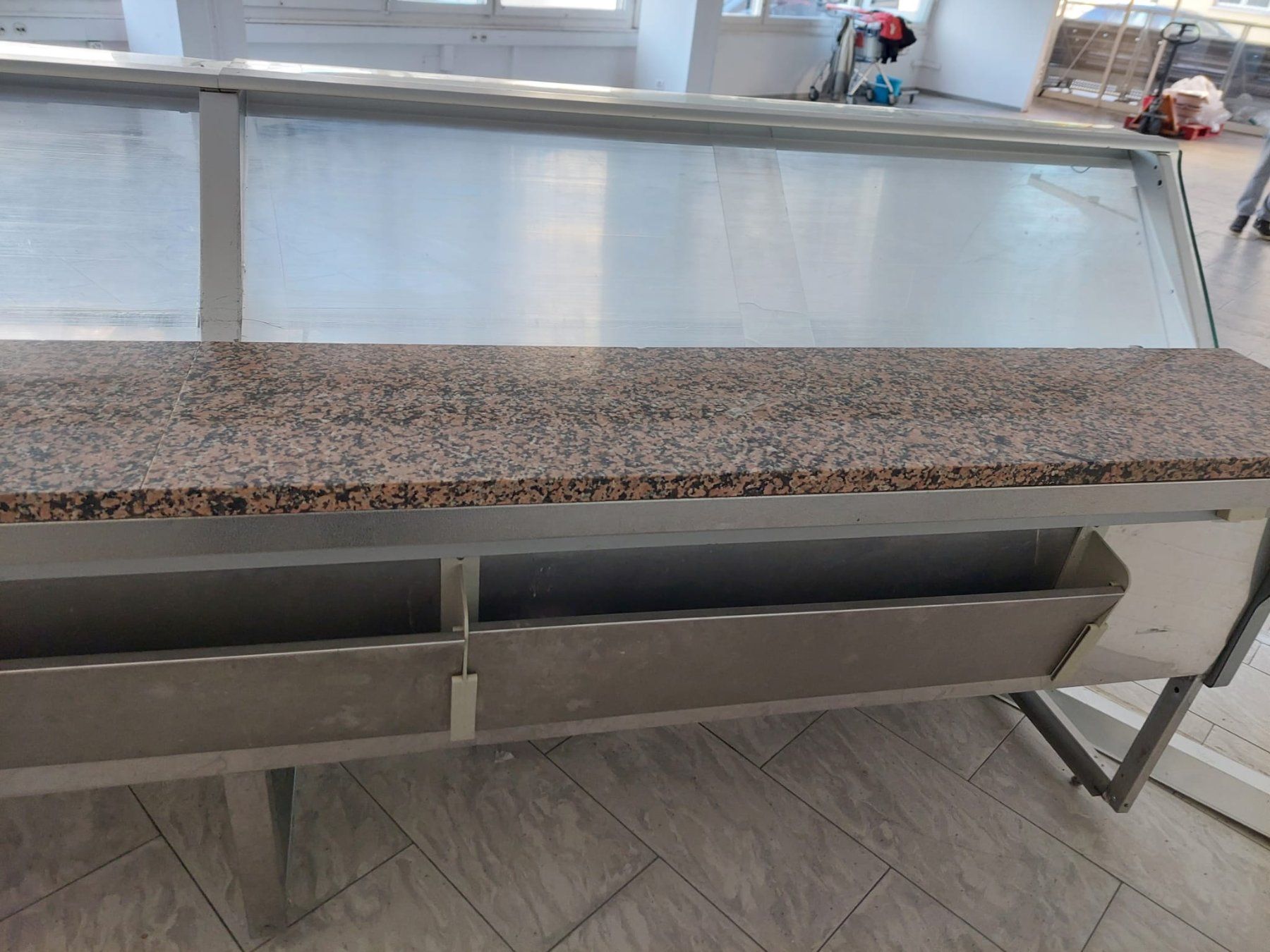 Vetrine: Fleischvitriene .. Presentoire de viande pour boucherie – Usato da Biel-Bienne venduto da Ybird 1