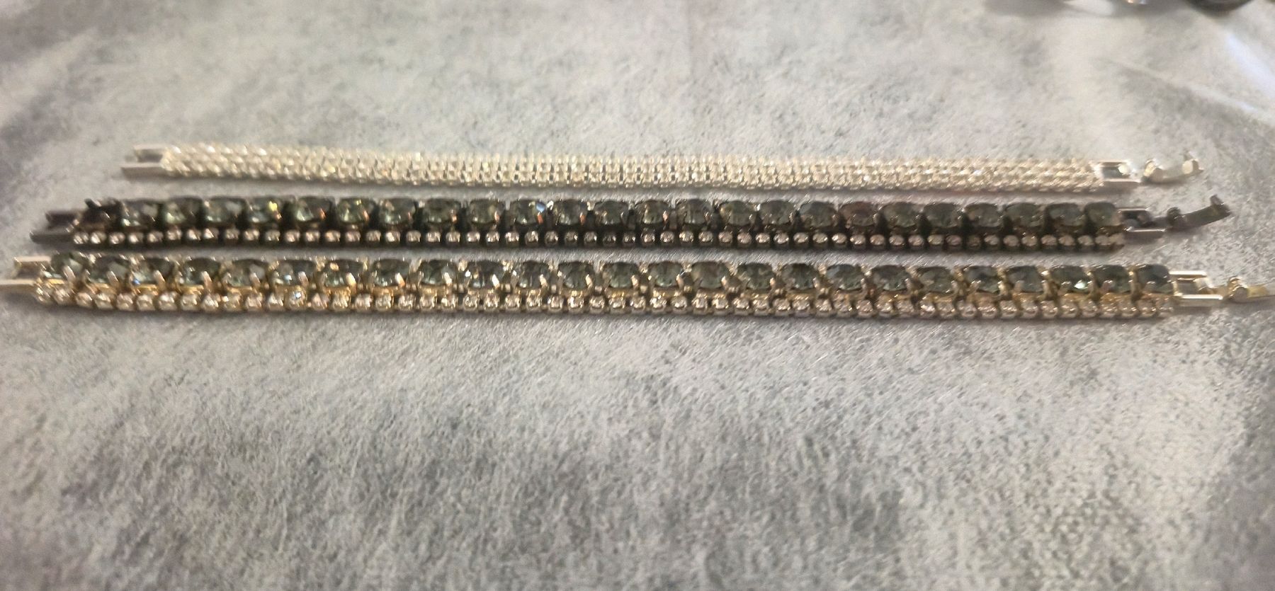 Armbänder & -reifen: Braccialetti con strass, 3 pezzi, donna – Neu (gemäss Beschreibung) aus Giubiasco von Stefaniav