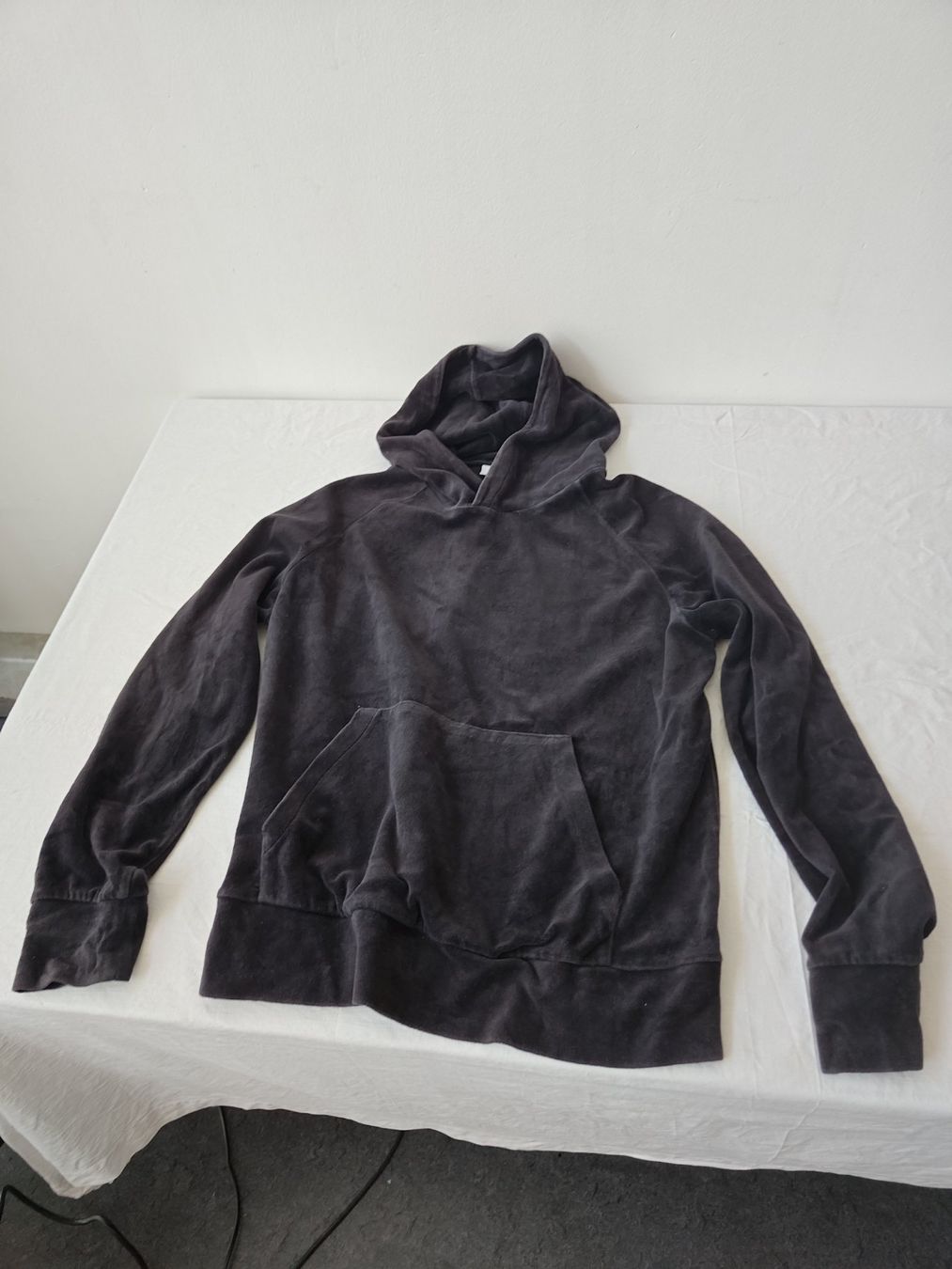 Weekday Pulls & Sweat-shirts: Schwarzer weicher Weekday-Hoodie, Gr. M – D'occasion à Zürich par jan_dwt5