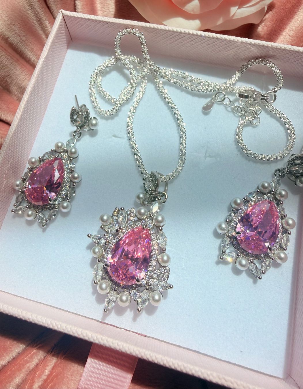 Autres bijoux: Parure Rose Éclat – Neuf avec emballage d'origine à St-Maurice par Sandrinette123 3