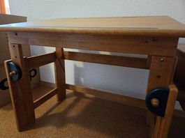 Höhenverstellbares Pult mit Stuhl