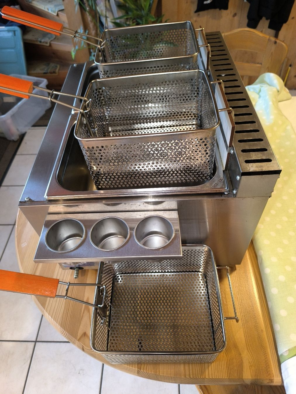 Komplettküchen: Gas Fritteuse mit 2 Brennern  – Gebraucht aus Frutigen von Chenel0815 3