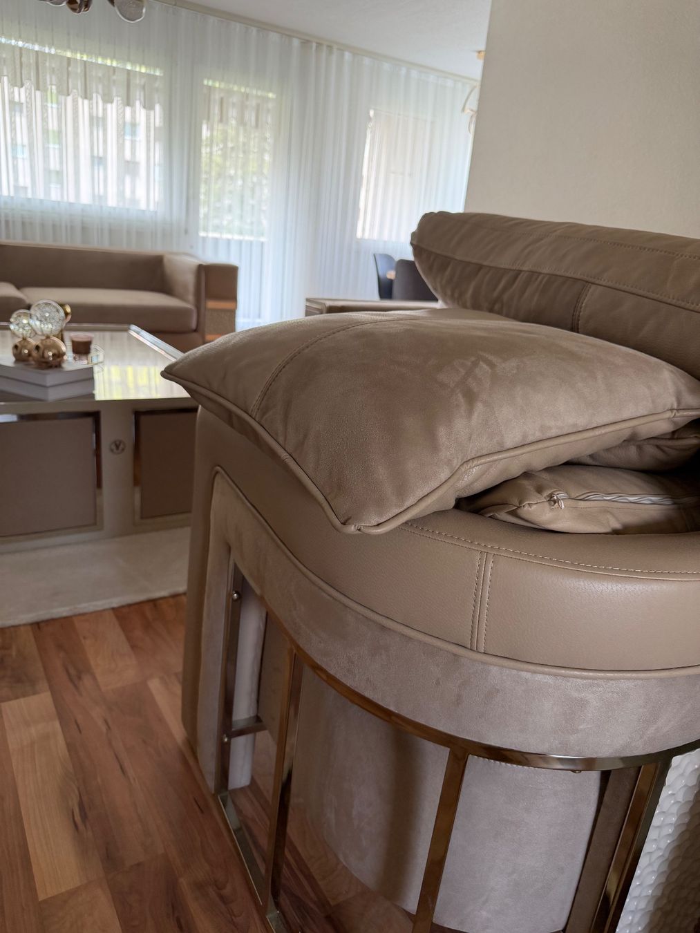 Sofas: Sofa + Tisch – D'occasion à Oftringen par sil_bzb9 7