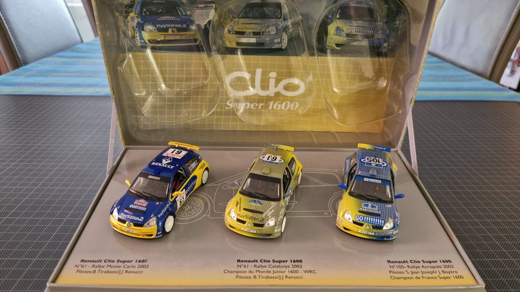 COFFRET RENAULT SPORT CLIO SUPER 1600 RALLYE 1/43 UNIVERSAL HOBBIES 3 clio