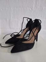 Schwarze High Heels mit Schnürung