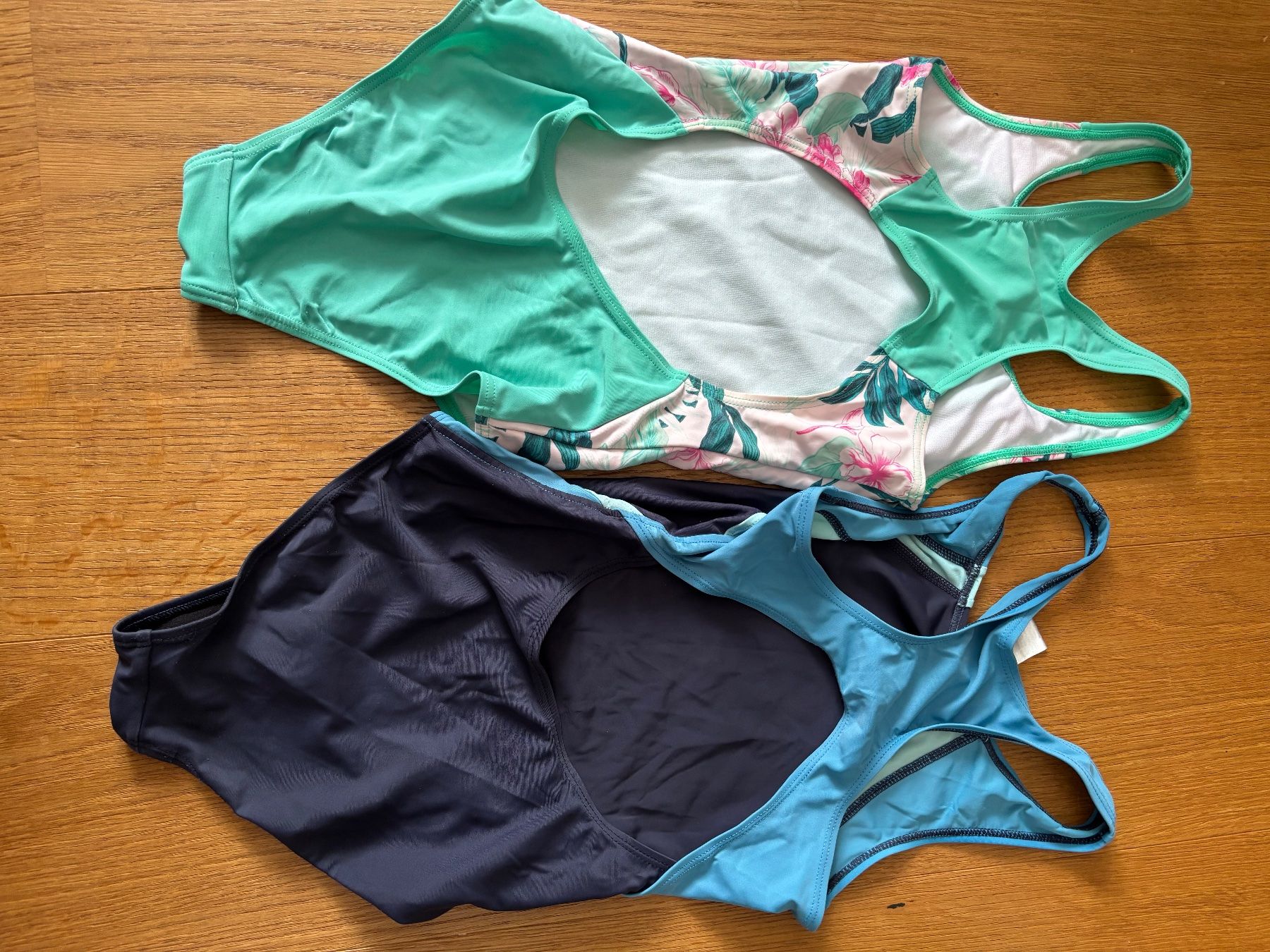 Badekleider & Bikinis: 2 Badeanzüge – Gebraucht aus Würenlos von Ashley24 1