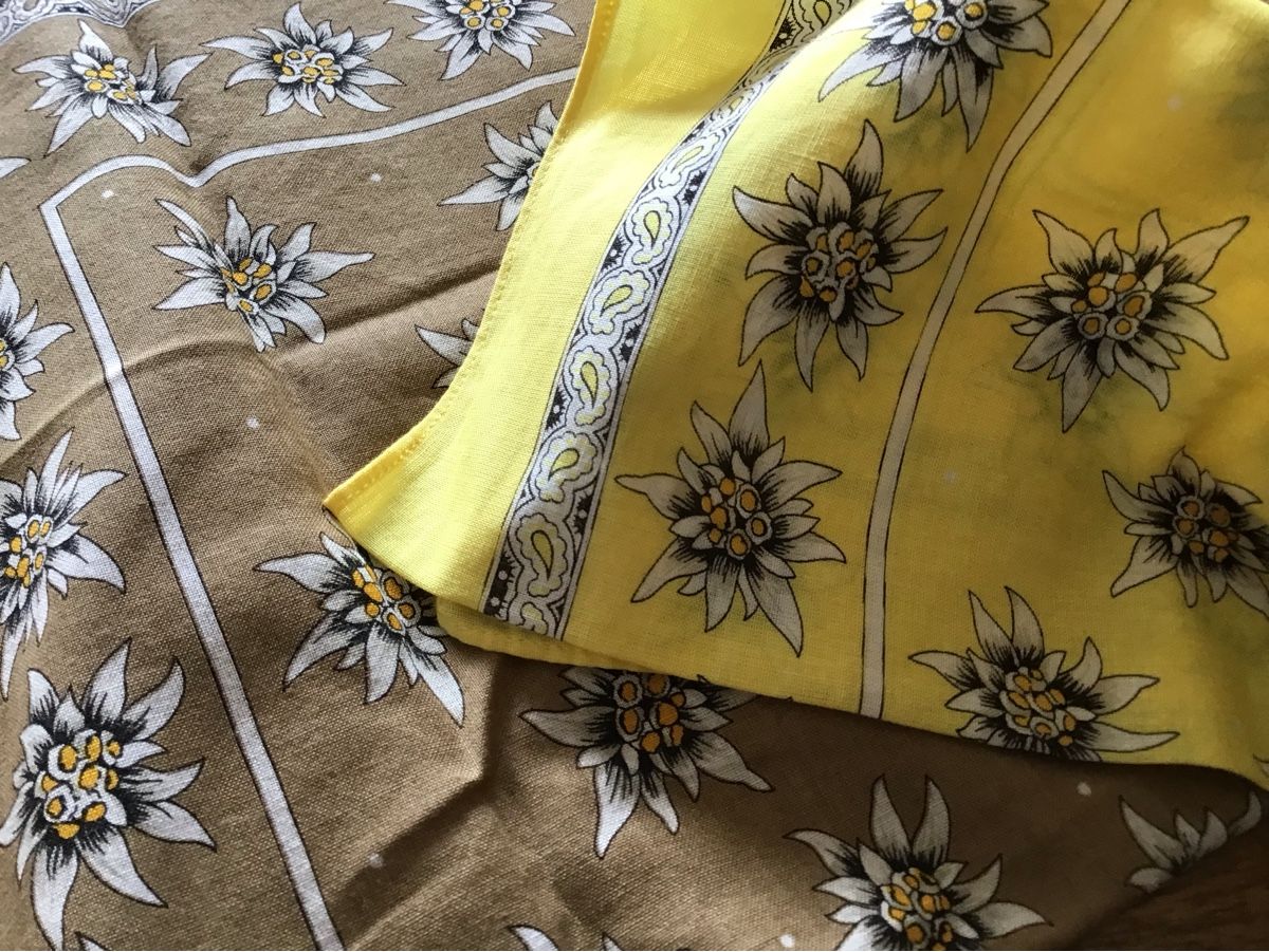 Foulards, Tücher & Schals: 2 Glarnertüechli, neu, braun und gelb. – Neu (gemäss Beschreibung) aus Oberdorf NW von Walenstock01