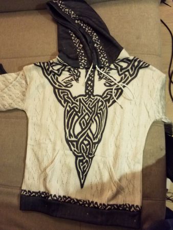Hoodie mit keltischem Muster, neuwertig!