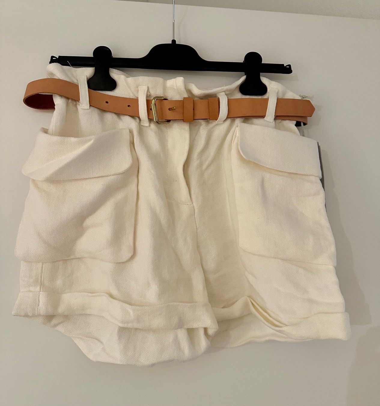 Pantaloni: A.L.C Linen off white shorts – Nuovo e nell'imballaggio originale da Dallenwil venduto da ZD2019
