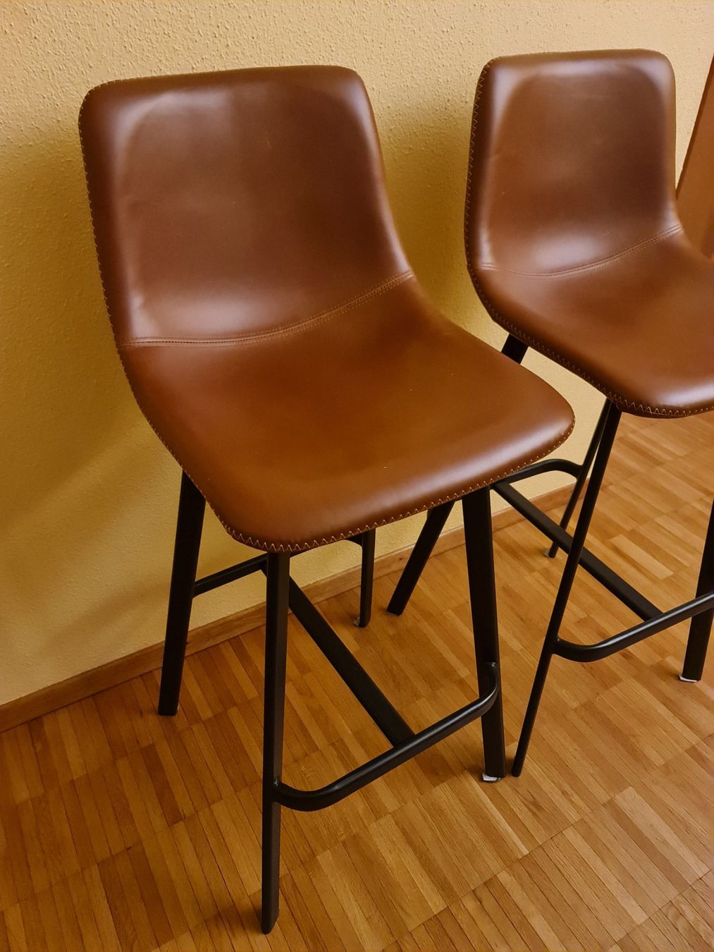 Sgabelli: 2er Set Barhocker, Leder Braun, neuwertig – Nuovo e nell'imballaggio originale da Würenlos venduto da mbe_6c7v 1