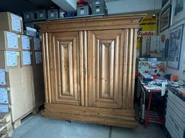 antiker Schrank:  antiker Zürcher Wellenschrank. Zürischrank