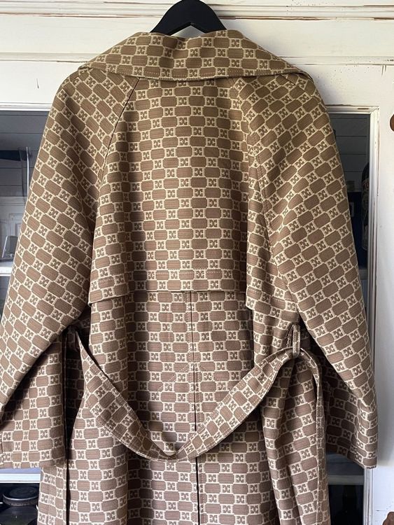 Escada Cappotti: ESCADA Luxuriöser Trenchcoat beige Monogramm – Nuovo (secondo la descrizione) da Zürich venduto da STYLEHAUS 9