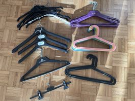 Lot de 20 cintres divers en plastique état occasion
