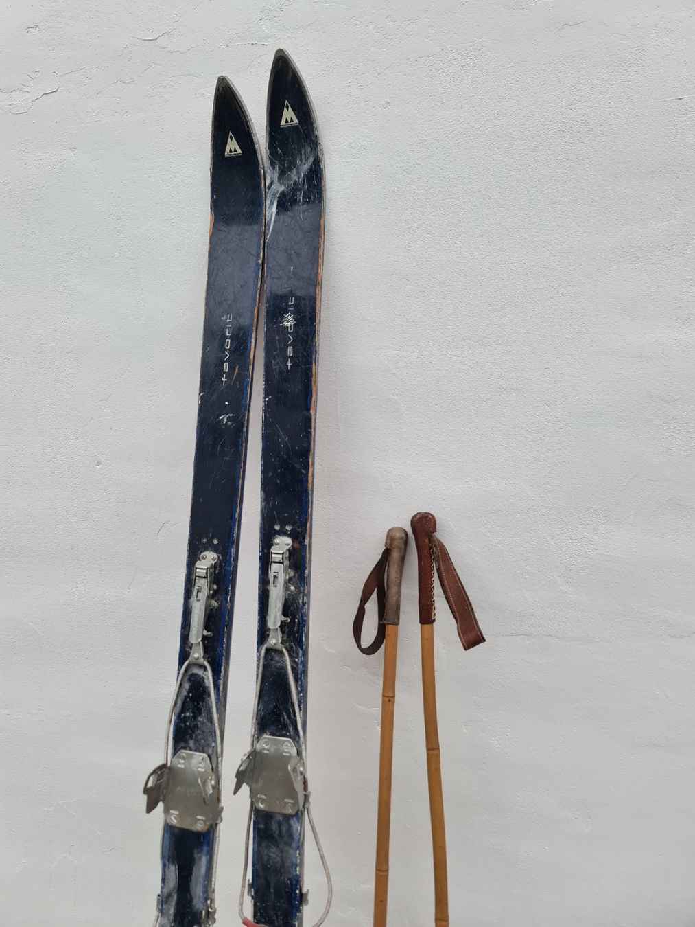 Skis: Antike Ski mit Stöcken – Gebraucht aus Uster von Cruleye 2