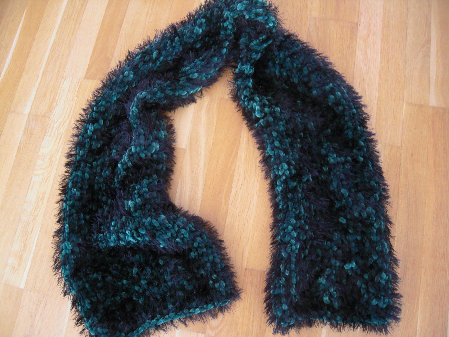 Foulard & Sciarpe: Gestrickter Schal Grün/Schwarz – Nuovo (secondo la descrizione) da Uzwil venduto da visions77