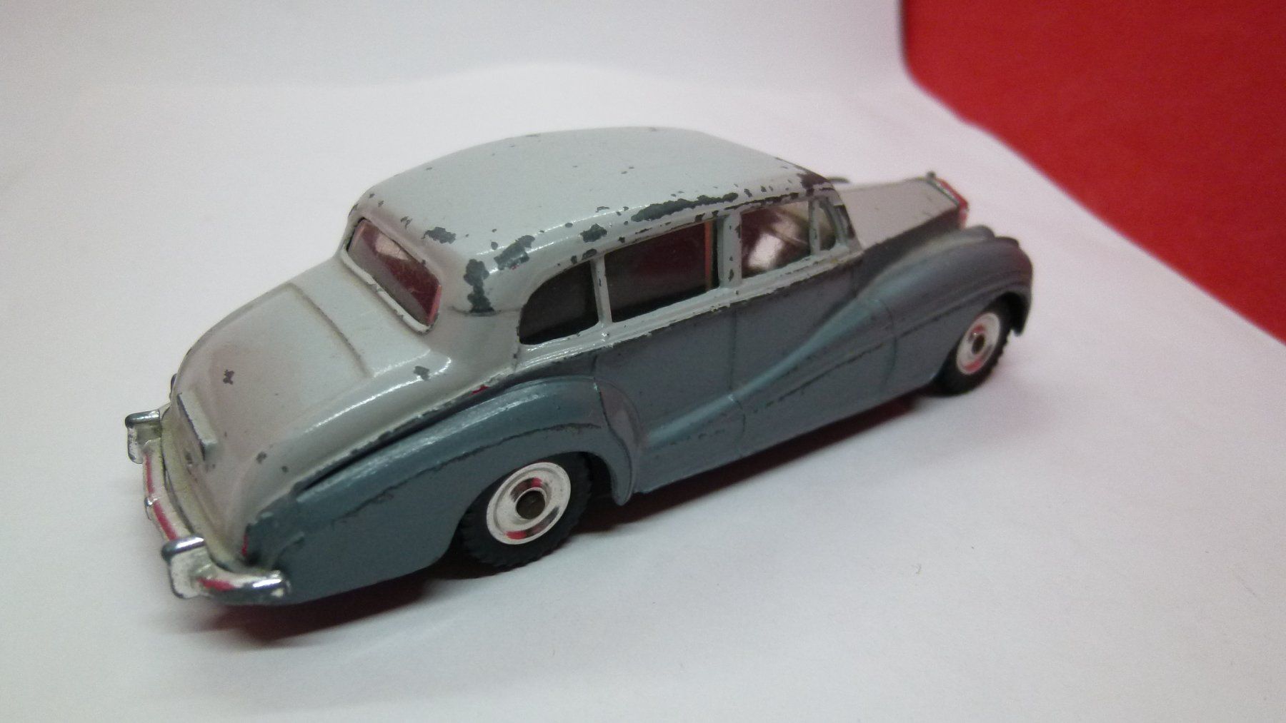 Dinky Toys Modellautos: Dinky Toys - Rolls Royce Silver Wraight grau  - ohne Emblem – Gebraucht aus Reiden von Aston2 2