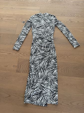 Zebra-Kleid, Grösse S, perfekt für den Frühling