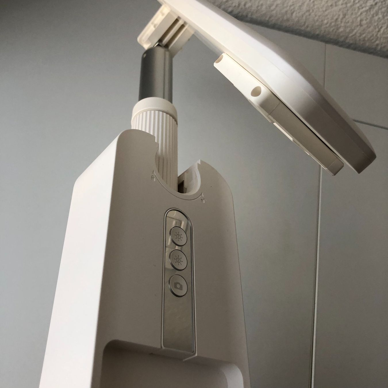 Altro in Decorazioni & Accessori: Handyhalterung, USB-Ladeanschluss – Usato da Schlieren venduto da MayaSheng1983 5