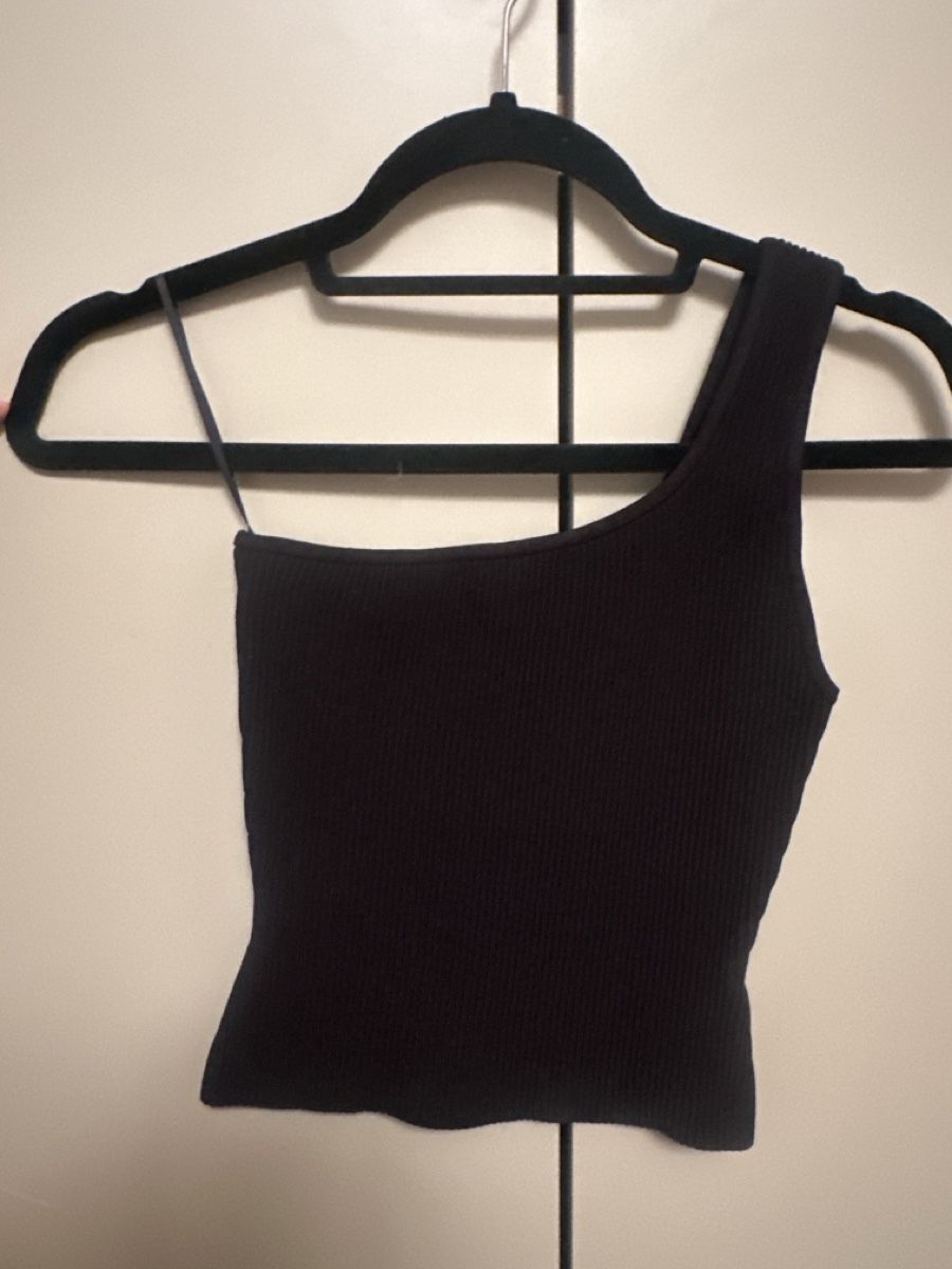 Aritzia Top: Aritzia top – Nuovo (secondo la descrizione) da Binningen venduto da mar_nz5s 2