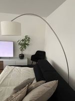 Gebogene Stehlampe in weiss
