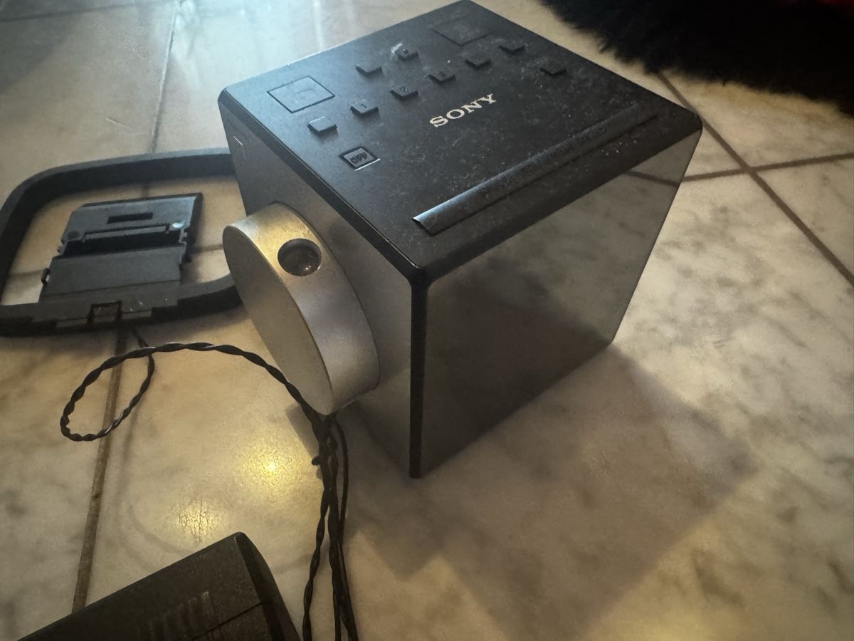 Radio: Sony Cube Radiowecker mit Projektion, CHF 25 – Usato da Volketswil venduto da Modelka
