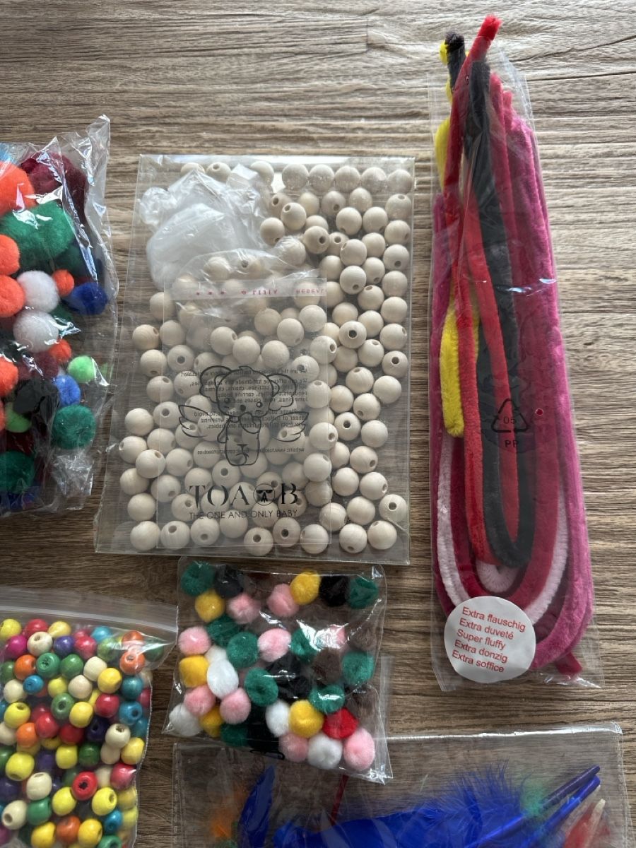 Bastelsets: Kinder Bastelmaterial Set mit Perlen, Federn, Pompons etc.  – Neu (gemäss Beschreibung) aus Zürich von Anba15 4