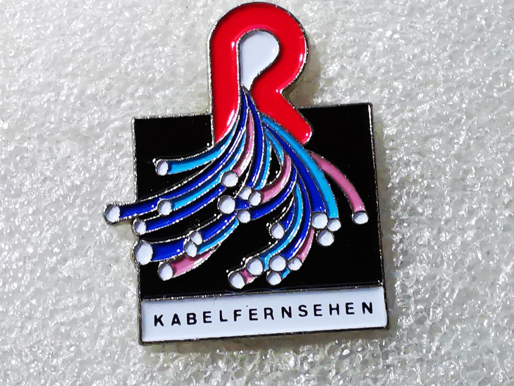 Placchette & Badge: Ansteckpin 41: Kabelfernsehen – Usato da Oppligen venduto da Pin-Fall-Shop