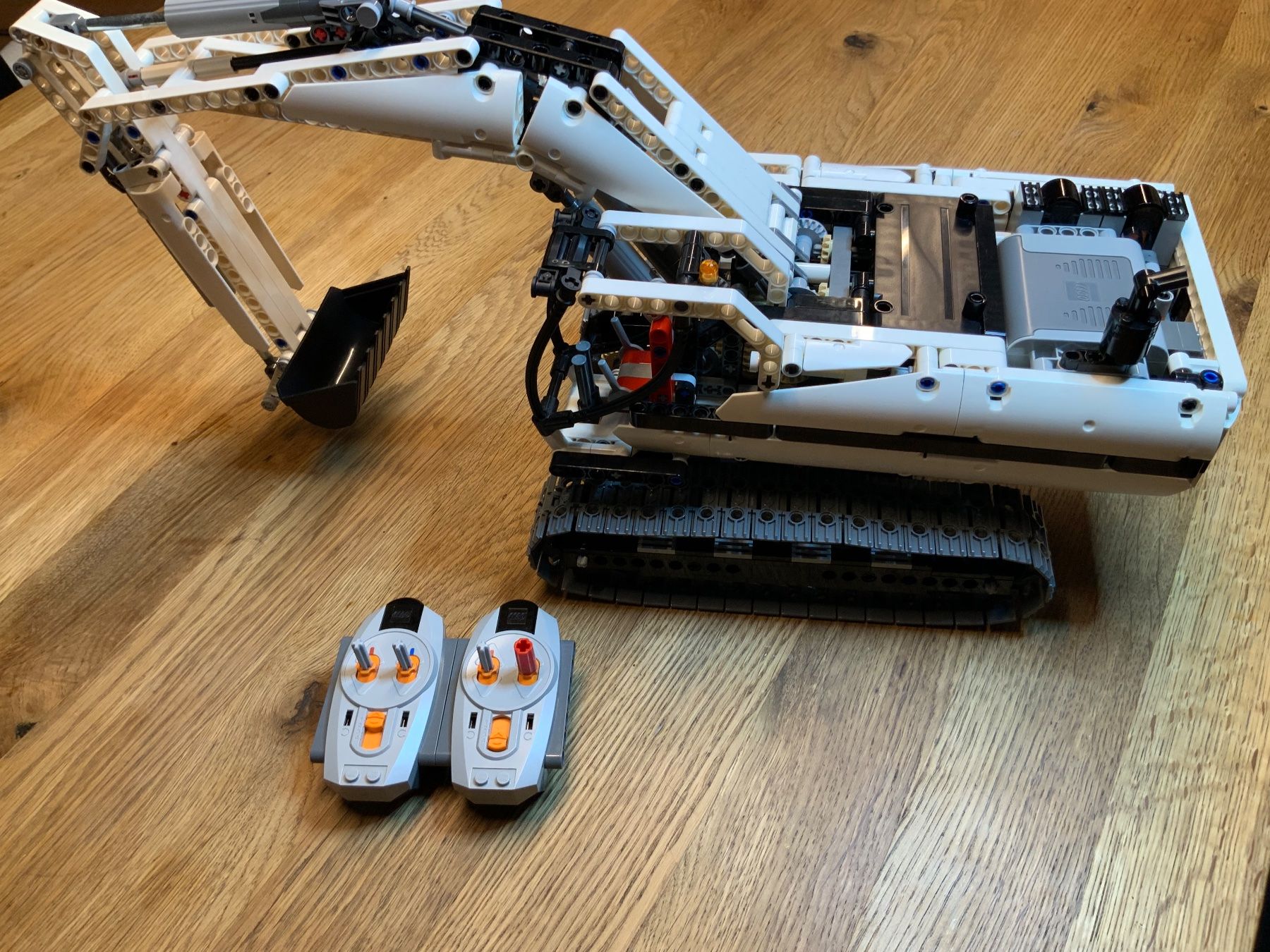Lego Kit di costruzioni: LEGO Technic 8043 White Edition Motorized Excavator – Nuovo (secondo la descrizione) da Tagelswangen venduto da rotsi 9