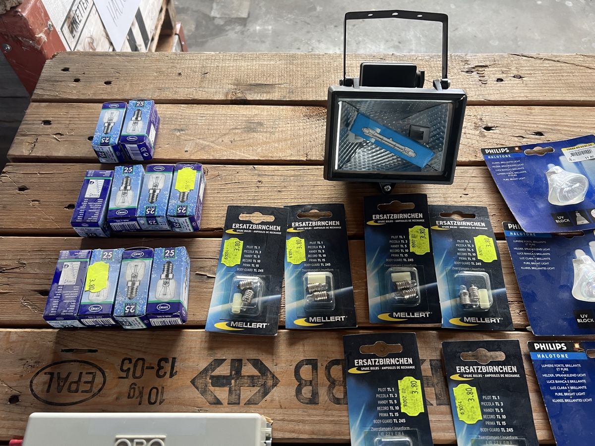 Componenti elettronici: Elektro-Installationsmat., Lampen, Leuchtmittel-Konvolut – Nuovo e nell'imballaggio originale da Mellingen venduto da Oelquelle 3