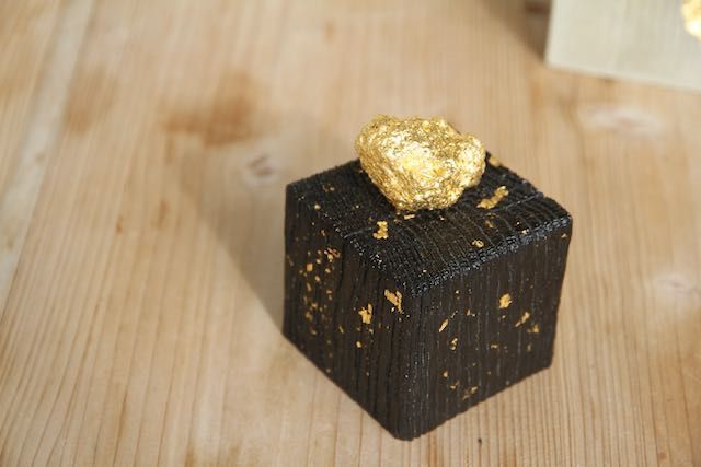 Metalli preziosi: Goldnugget mit Sockel aus massiver Eiche – Nuovo (secondo la descrizione) da Muri b. Bern venduto da rasastro 1