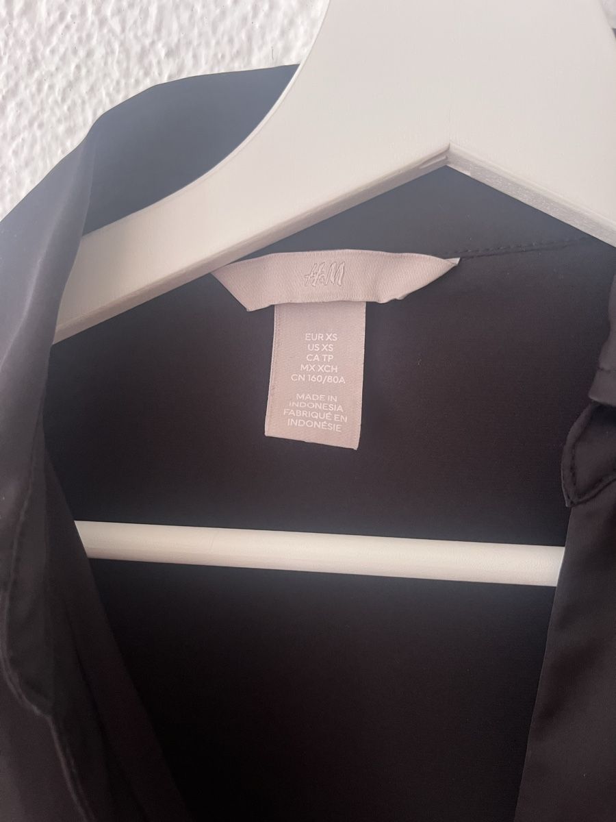 H&M Chemisiers: schwarze Seidenbluse – D'occasion à Andwil SG par sas_m9tn 1