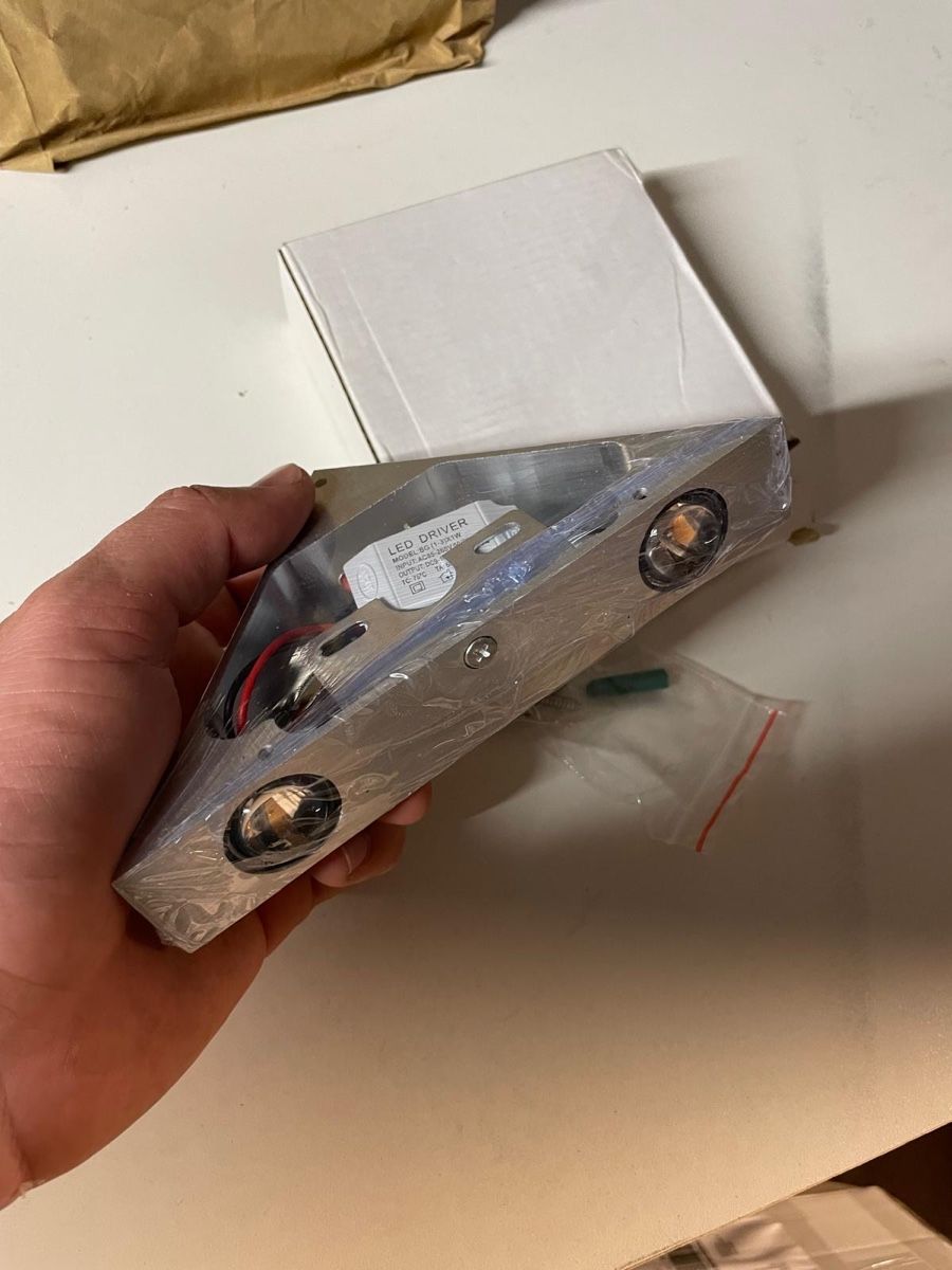 Lampes: silver triangular lamp – Neuf avec emballage d'origine à Seuzach par Diamand28 2