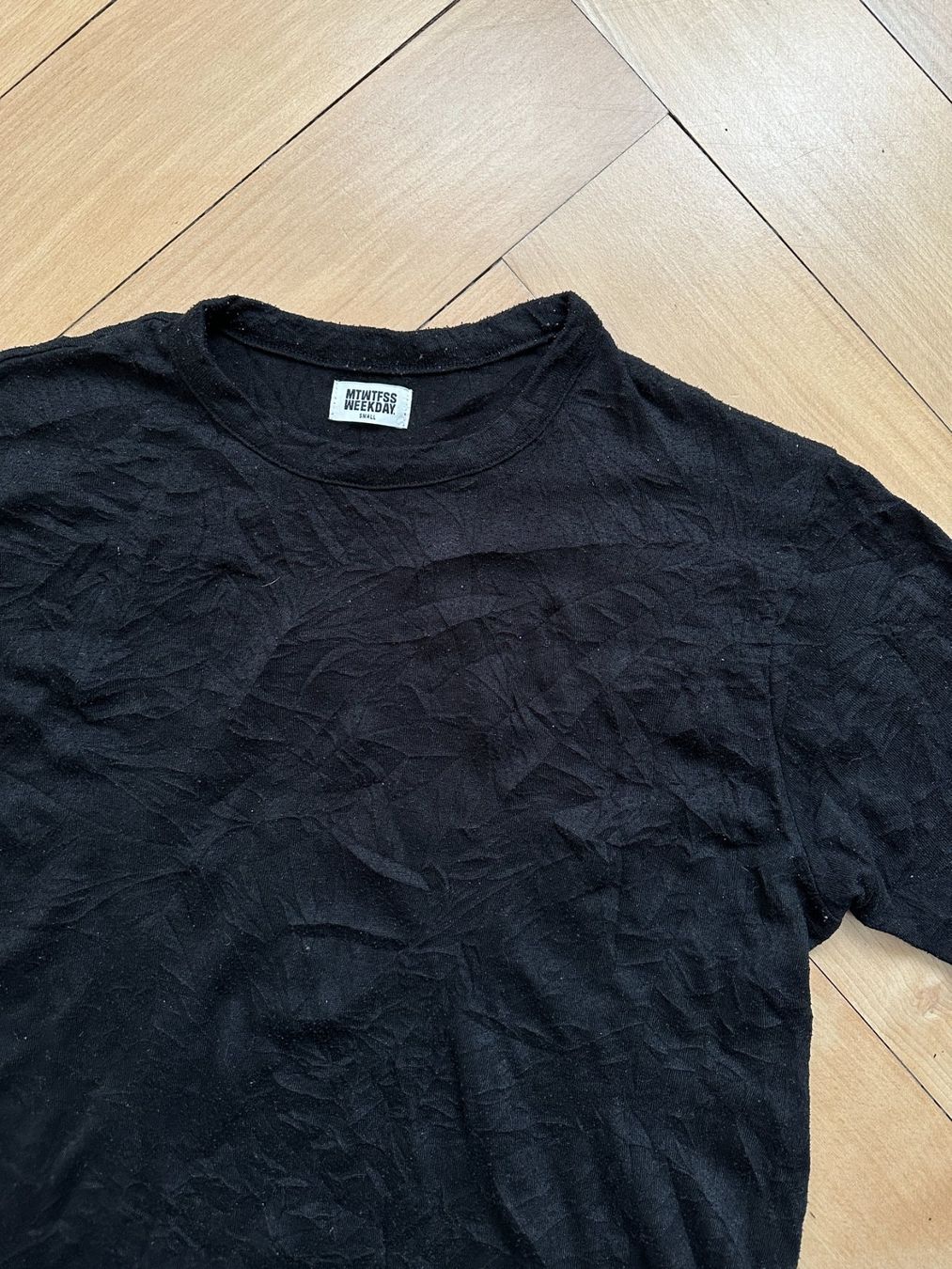 Weekday T-shirt: WEEKDAY - T-Shirt schwarz strukturiert S – Usato da Zürich venduto da Diazaio 1