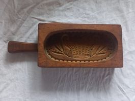 Moule à beurre ancien en bois sculpté, corbeille florale