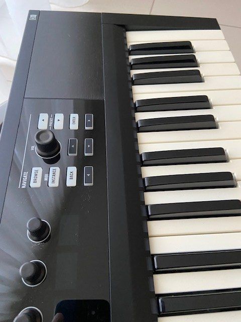 Native Instruments Strumenti musicali: NI Komplete Kontrol S49 – Usato da Zürich venduto da Maki8 2