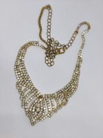 Funkelnde Halskette, Modeschmuck, Goldfarben & Strass.