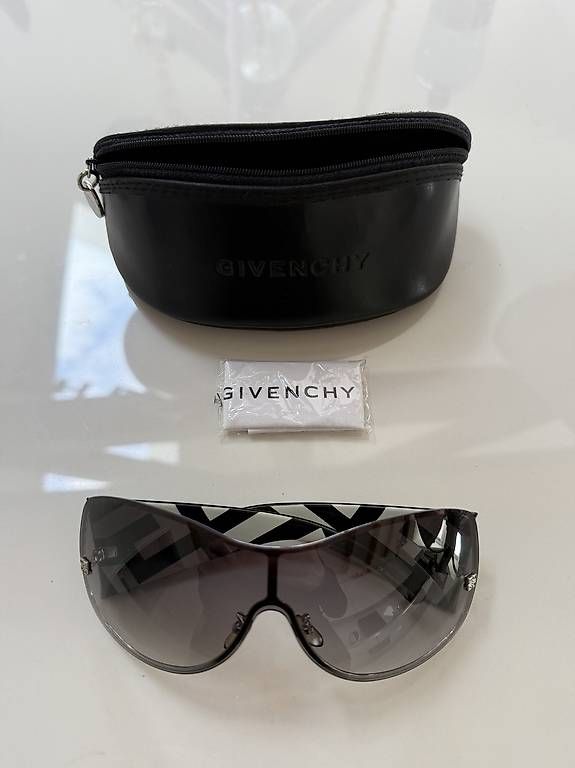 Lunettes & Verres: Givenchy Sonnenbrille SGV 218 Vintage Original – D'occasion à Buchberg par the_w8gy