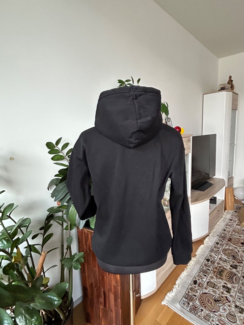 Maglioni & Felpe: SCHWARZER PULLI/ HOODIE/ SWEATER – Usato da Luzern venduto da Suneha 2