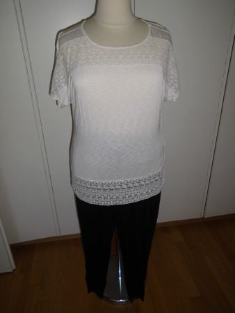 T-shirt blanc avec les dentelles de C&A T. M