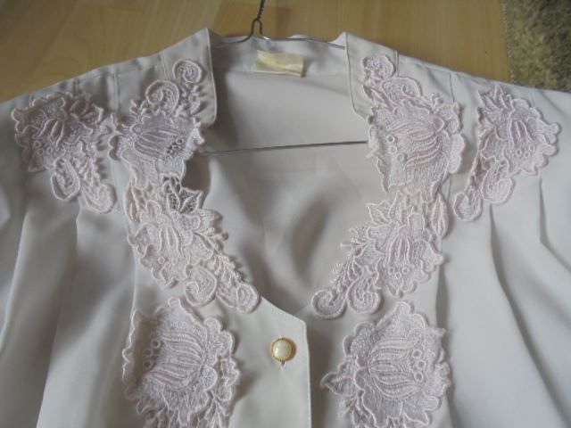 Camicette: Bluse weiss m.Spitzen Gr. 52/54 – Usato da Hinwil venduto da Glasperlen 6
